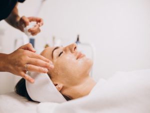 امتحان عملی پاکسازی پوست فنی حرفه ای